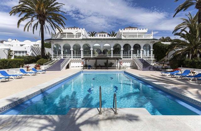 Beachfront Luxurious Oasis Club Villa on Marbella´s Golden Mile Beach