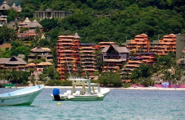 Beachfront Luxury 3BR Villa, Playa La Ropa - Zihuatanejo