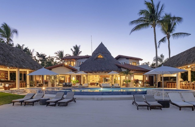 Beachfront Luxury: 18k Sqft Villa,Chef, butlers, 20+ Staff, Beach Clubs in Gates