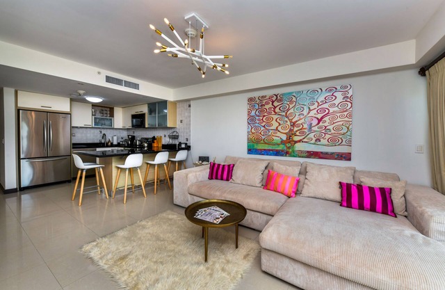 Beachfront Oceania 2BR condo on crystal-clear waters &white sands of Eagle Beach