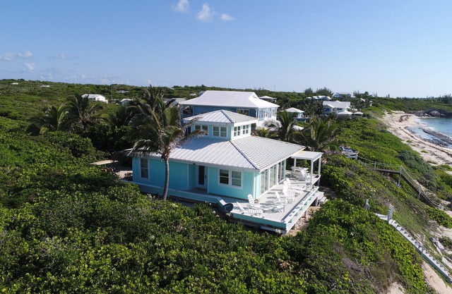 Beachfront paradise: Spectacular views, huge deck, central location, backup gen!