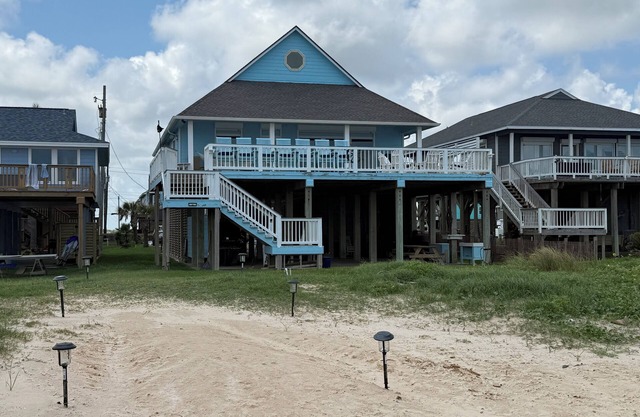 Beachfront - Pirate's Treasure - 6 bed 4 bath, large deck