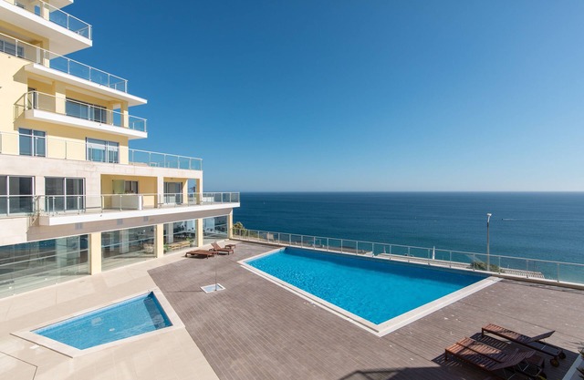 BeachFront, Pool, Gym and Sea View