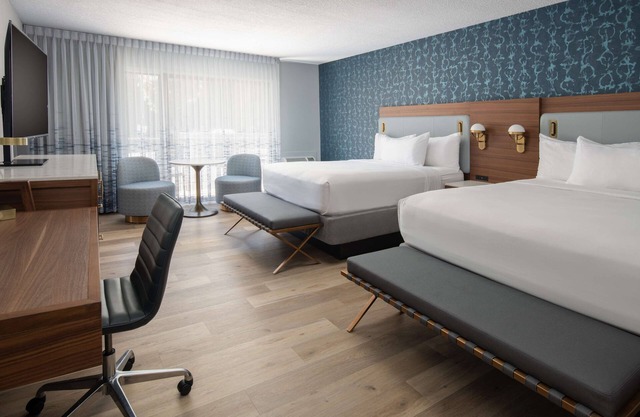 Beachfront Property in Red Lion Hotel Port Angeles Harbor! Pool, Free Parking