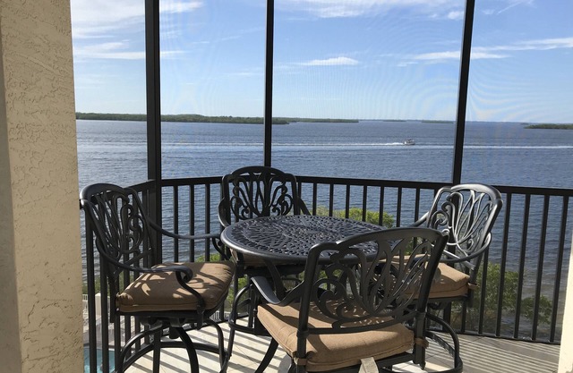 Beachfront Stunning Corner Condo-nAmazing Water views on Private Beach of Resort