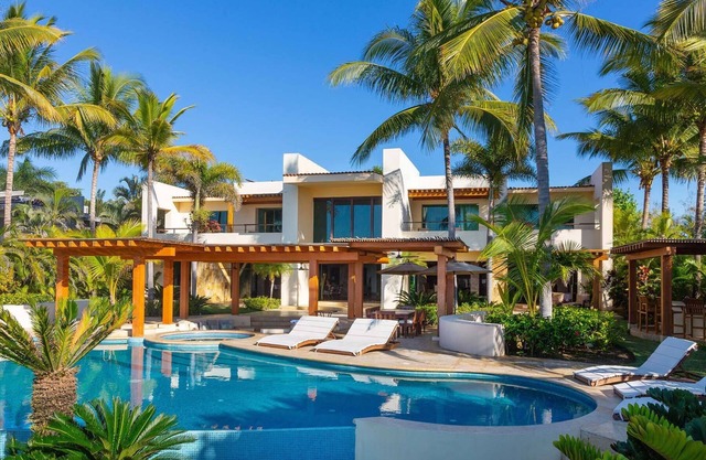 Beachfront Villa w/large pool, 5 huge BR's all with Ocean Views & 5-pers. staff