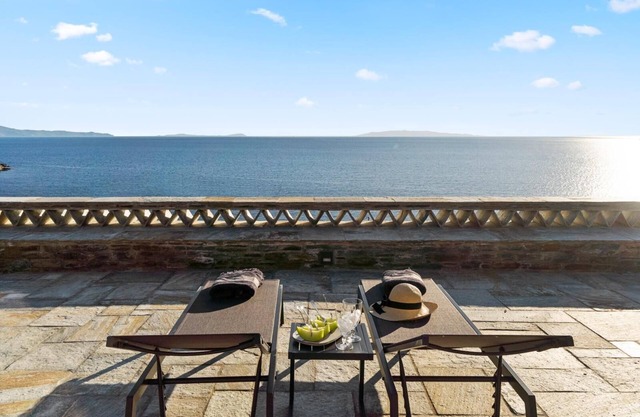 Beachfront Villa Gaia w/Μajestic Sunset Views