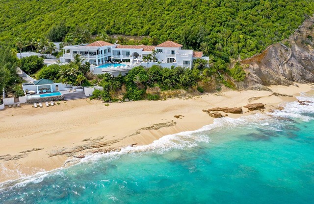 Beachfront villa with high-end services by SXMSIR