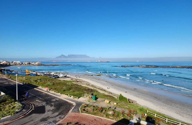 Beachfront villa, kite/wind surfers paradise on Big Bay Beach, Bloubergstrand