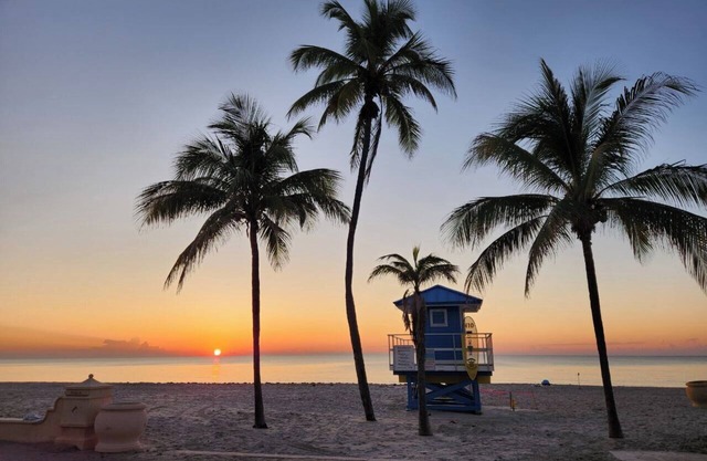 Beachfront with Private Pool ~ 1 Bedroom w/King Bed & FREE PARKING at the Beach