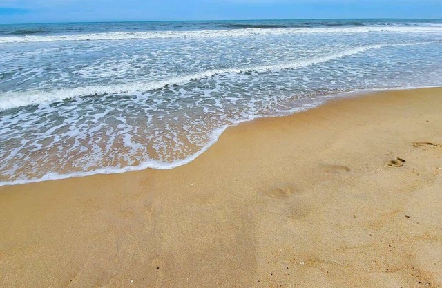 Beachside 2BR Retreat with Balcony & Full Kitchen