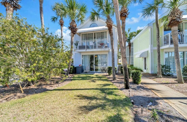Beachside Bliss Full Cottage~Location, Crystal Beach, Destin~Steps to Beach/Pool