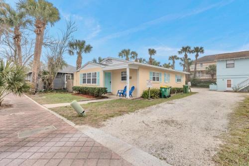 Beachside Cottage Home - Short Walk to the Beach