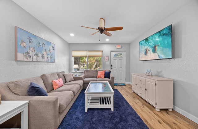 Beachside Getaway | King Bed*Pet Friendly*Firepit