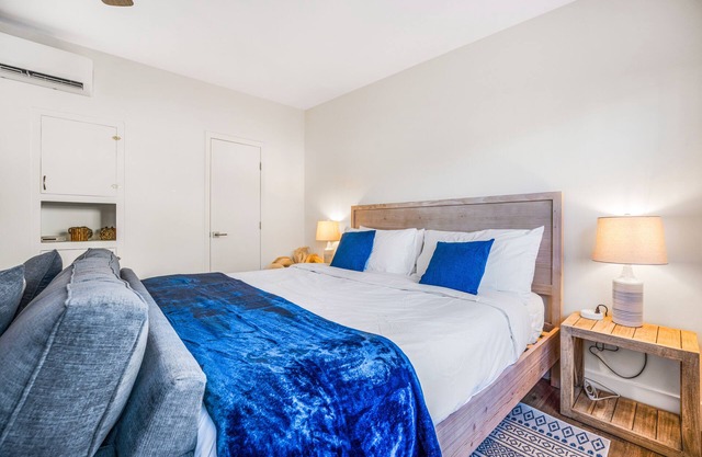 Beachside Retreat: Large Studio with AC 2 Blocks to Beach w/Parking