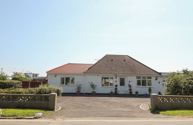 BEACHWAY, pet friendly, country holiday cottage in Prestatyn