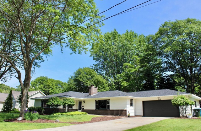 Beachwood Home - Muskegon - walk 2 Lake MI BEACH + local playground + pickleball