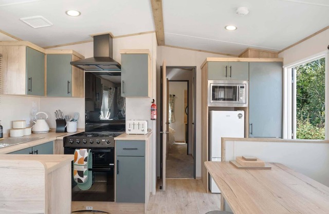 Beachy Lodge with Deck & Parking, nr Ilfracombe