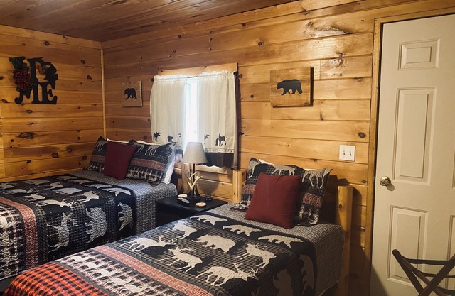 Bear Den at The Black Bear Inn! Satellite, WiFi, Near Resorts & Hiking Trails!