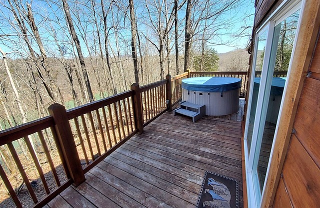 Bear Footin' - Cheerful 8 BR /4 Bath w/hot tub!