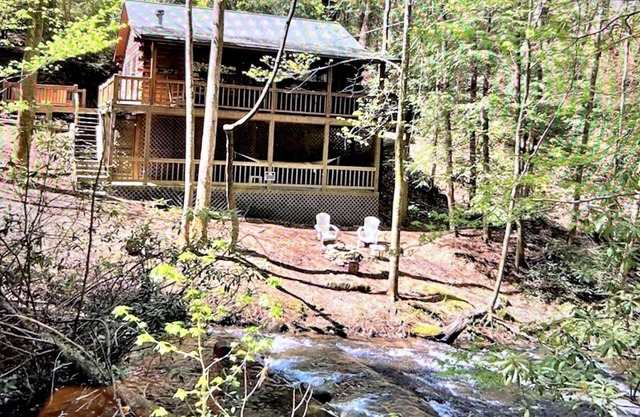 Bear Pause,Babbling Creekfront Logcabin,New HotTub, FirePit,Hammock,&PetFriendly