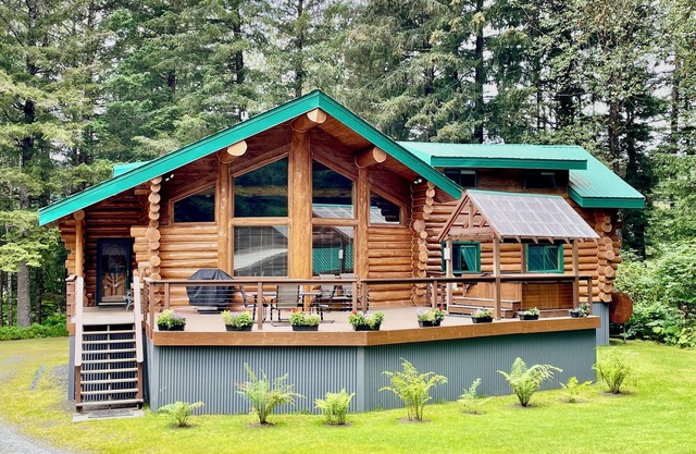 Bear Paw Lodge : Custom-built log home only 4 miles from downtown Seward!