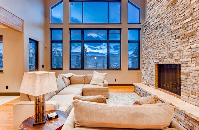 Bearadise Forest: New, Modern Luxury Home w/Beautiful Views & Pool Table