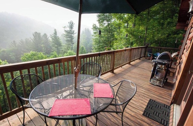 Bearfoot HideawayLog Cabin/HotTub/Mtn View/River