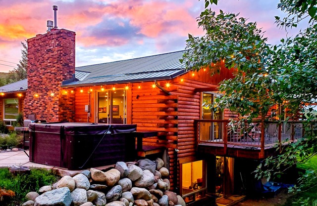 BEARTOOTH FOOTHILL RETREAT- Serenity near town with hot tub, sauna, game room