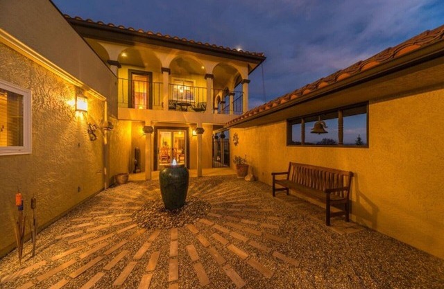 Beatiful Estate With Views Of The Vineyards