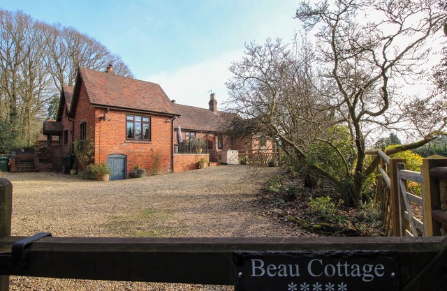 BEAU COTTAGE, pet friendly, character holiday cottage in Bewdley