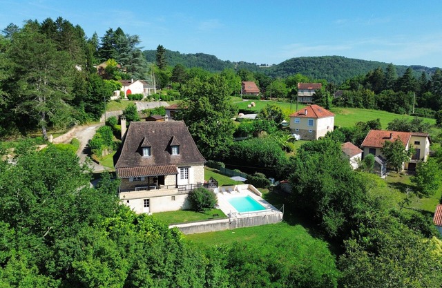 BEAUSEJOUR: Large house with garden & swimming pool near village with all amenities