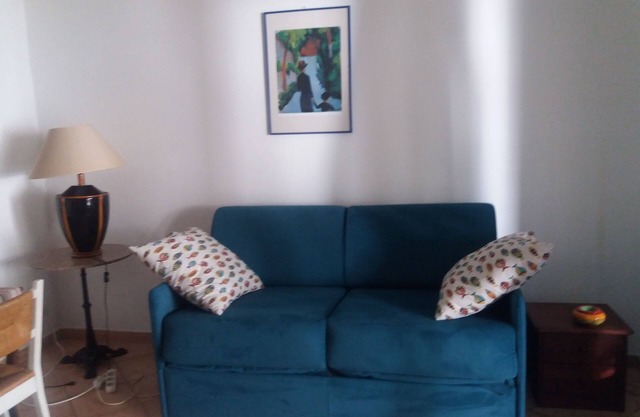 Beautiful, fully-equipped, climate-controlled, sea-view apartment in Le Rayol, sleeps 2 to 4.