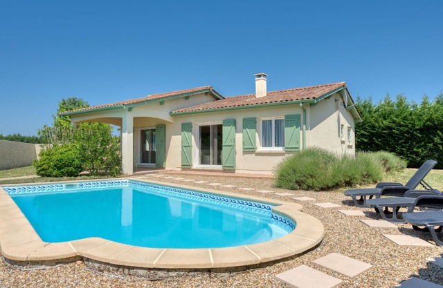 Beautiful private villa for 6 people with private pool, WIFI, TV, terrace, pets allowed and park.
