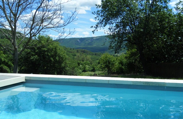 Beautiful renovated Mas with swimming pool, beautiful view of the Luberon, very quiet