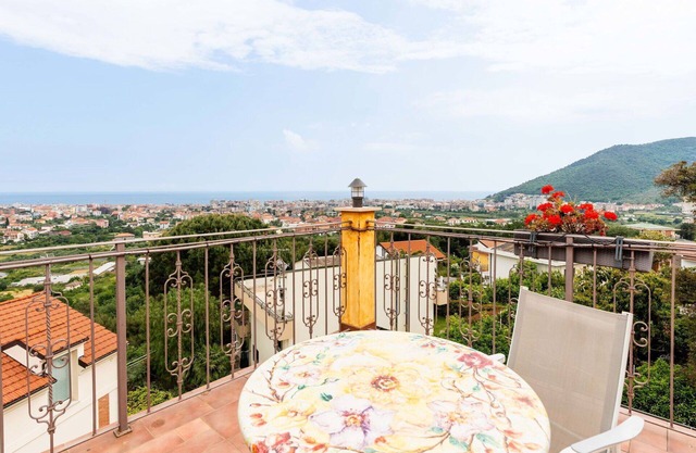 Beautiful apartment in villa for 5 people with WIFI, pool, A/C, balcony and pets allowed