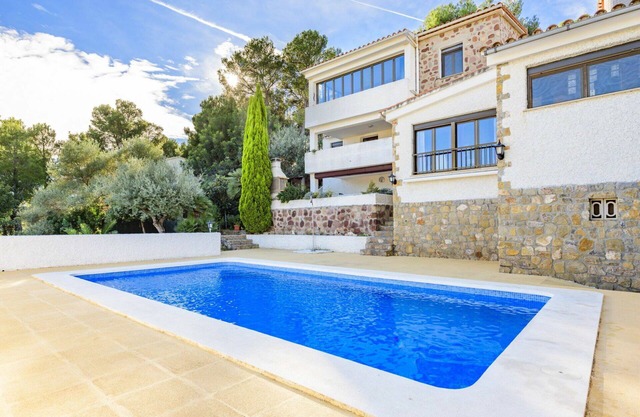 Beautiful apartment in villa for 4 people with pool, WIFI, A/C, TV, terrace and parking