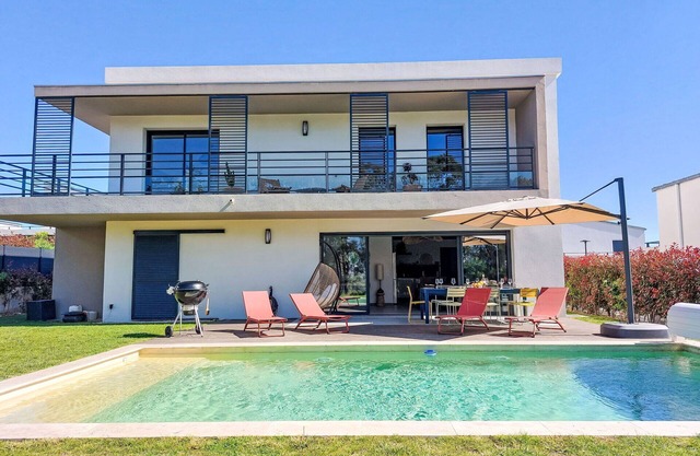 Beautiful private villa for 8 people with WIFI, private pool, A/C, TV and terrace