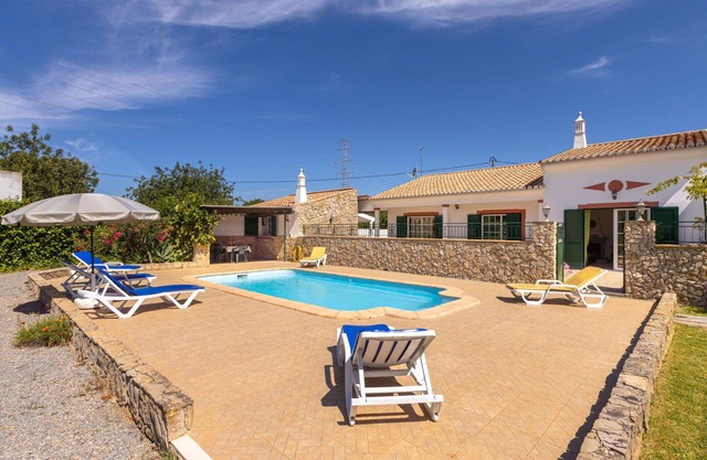 Beautiful private villa for 6 guests with WIFI, private pool, A/C, TV and terrace