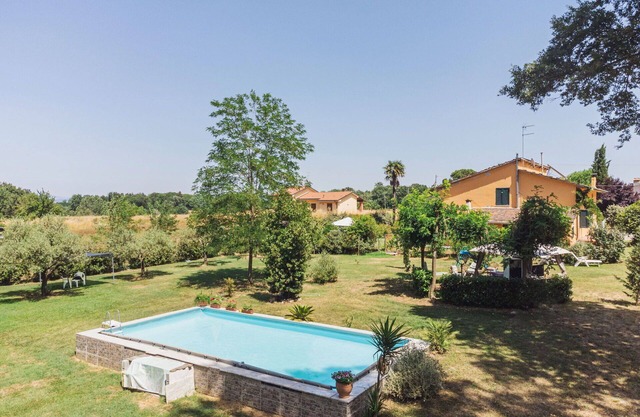 Beautiful villa for 4 people with WIFI, pool, TV, patio and parking