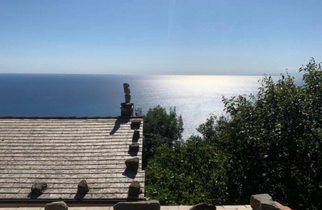 Beautiful house with sea view terrace, private parking , on the n 5 Terre hills