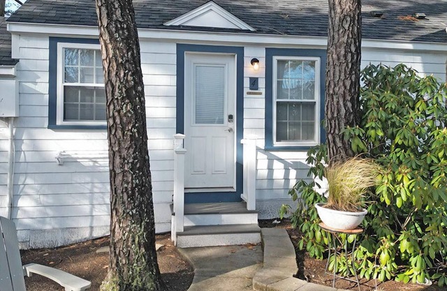 beautiful 1 bedroom cabin only 50 ft from beach