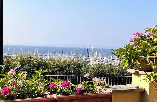 Beautiful 1 bed apartment, sleep 4, 3 min to beach on foot, garage A/C and lift.