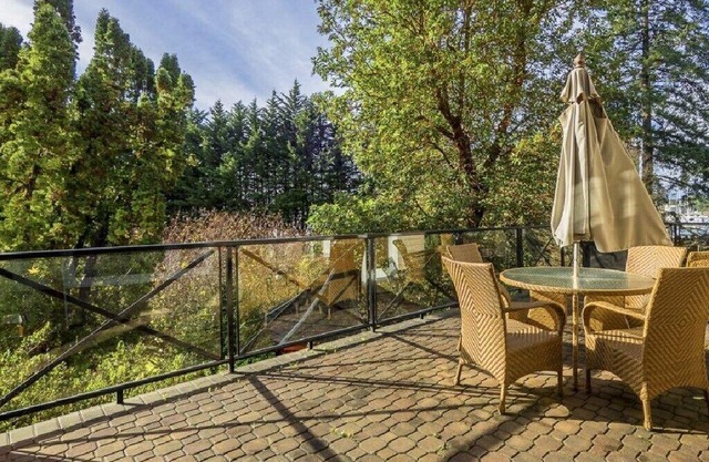 Beautiful 1 Bedroom Penthouse Ocean Views Free Parking Sidney BC