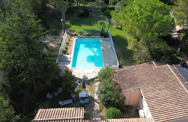 Beautiful 11 person Provencal villa with large swimming pool in a green setting