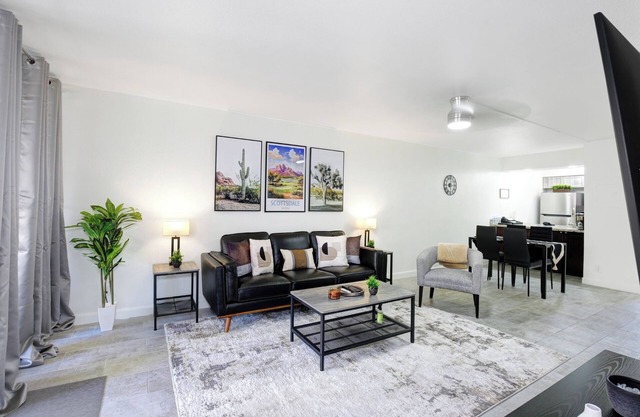 Beautiful 1st floor poolside 2-bedroom condo 5 min walk to Old Town Scottsdale.