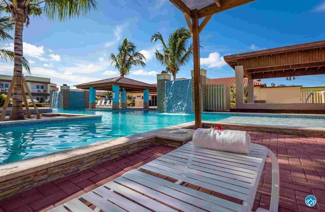 Beautiful 2 bdr 2 bath apt at the #1 Best Beach of the Carribbean: EAGLE BEACH!