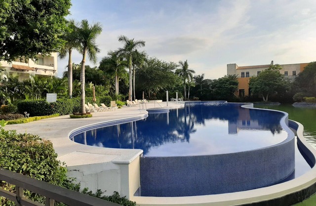 Beautiful 2-bedroom 2-bath condo with pools