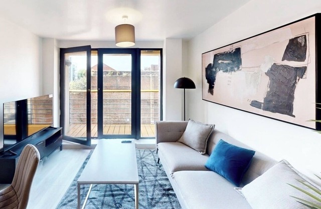 Beautiful 2 Bedroom Apartment With Balcony in Liverpool City Centre