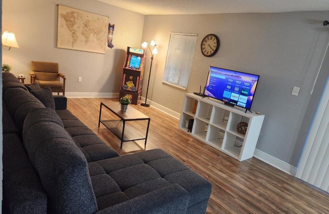 Beautiful 2-Bedroom Condo Near Universal and other Orlando Attractions, King Bed & Wi-Fi